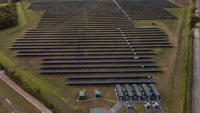 克莱希尔太阳能农场的太阳能和电池资产。