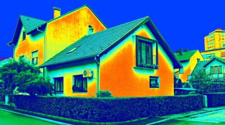 部分绝缘的房屋显示热量损失