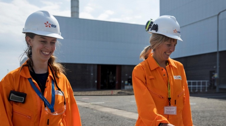 两个女性EDF工程师微笑
