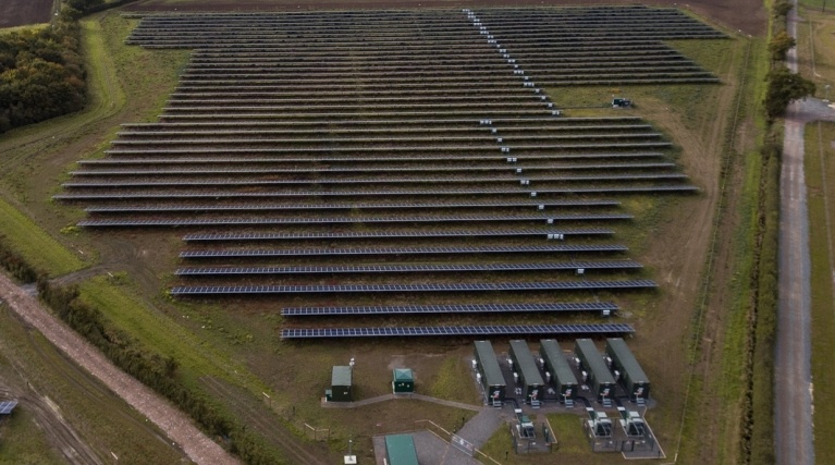 克莱希尔太阳能农场的太阳能和电池资产。