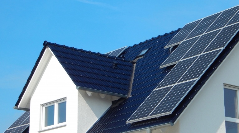 独立家屋顶上的十个黑色太阳能电池板