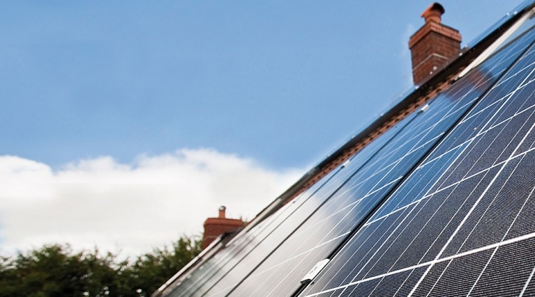 房屋屋顶上的太阳能光伏（PV）面板，将太阳光线转换为能量亚博