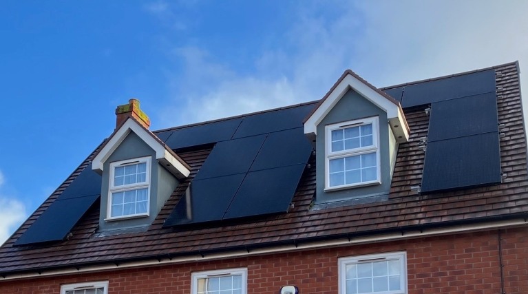 屋顶上安装了太阳能电池板的独立家